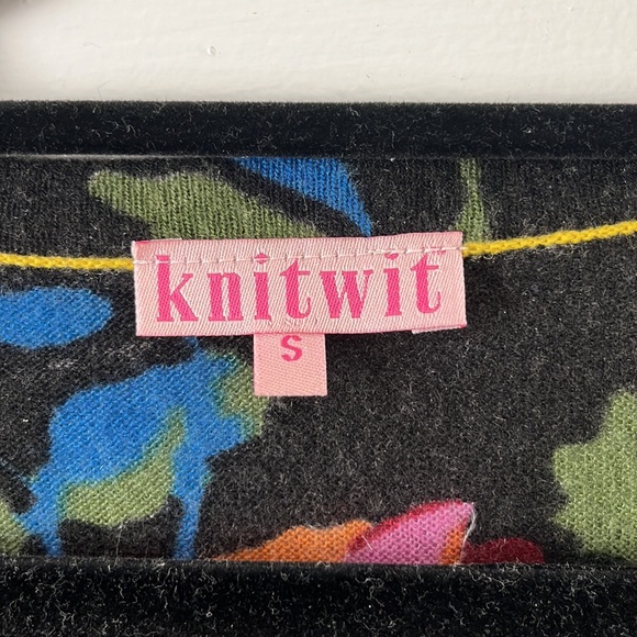 Knitwit 100% Cashmere Rose Blossom V-Neck sweater - Picture 3 of 8